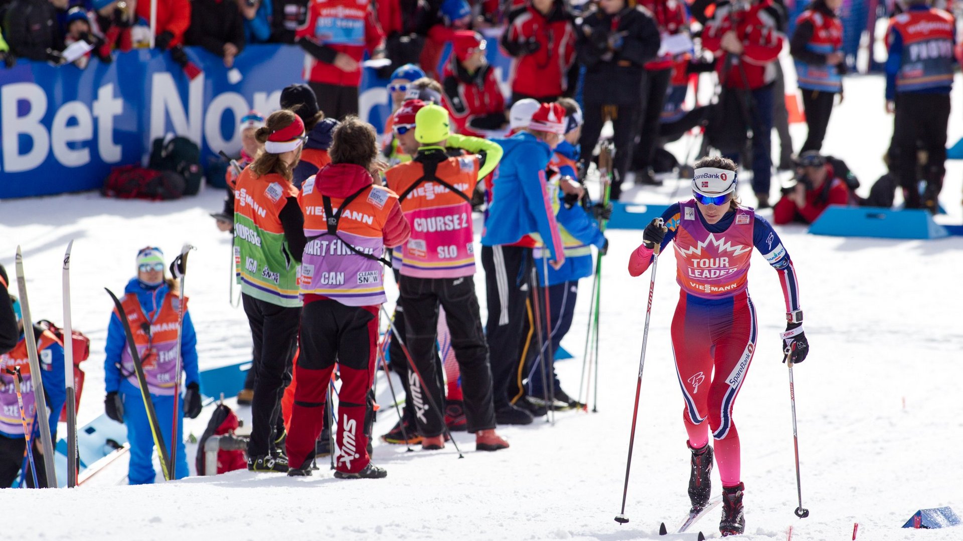 Das Foto zeigt mehrere Wintersportler