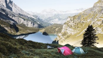 Das Bild zeigt 2 Zelte an einem Berghang. 
