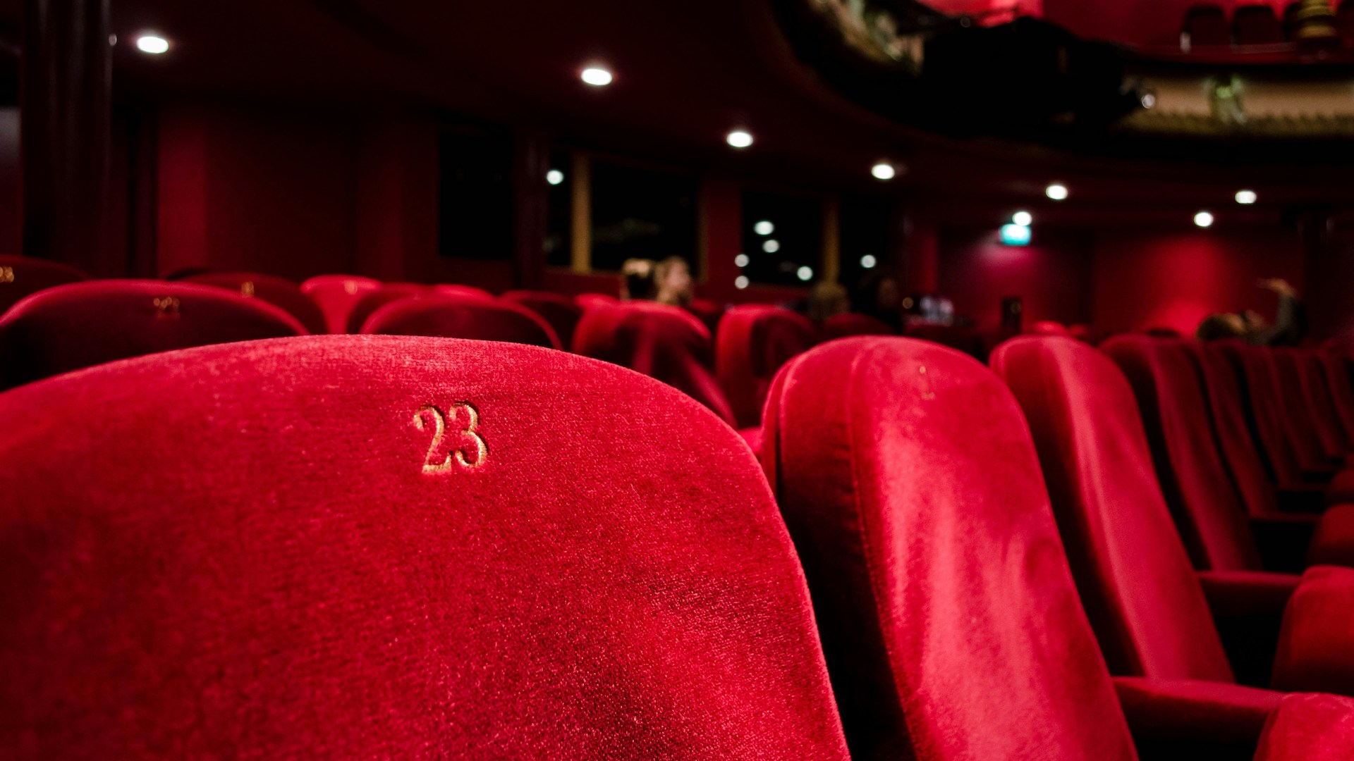 Das Foto zeigt einen imposanten Theatersaal mit roten Sitzen aus Samt.
